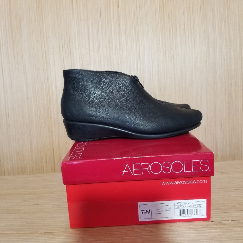 Ladies Size 7 1/2 Booties.